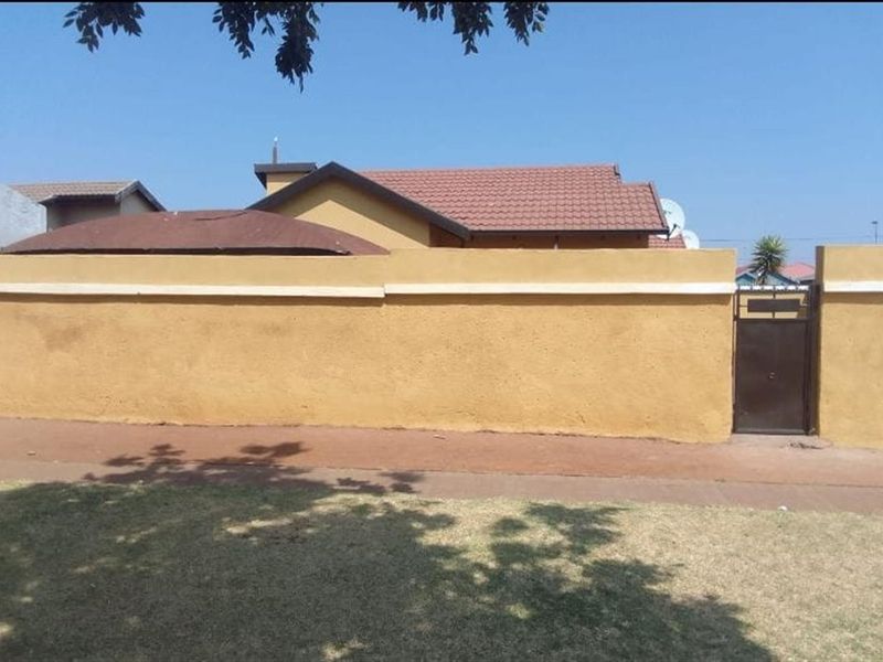 2 Bedroom House For Sale in Protea Glen, Soweto - Photo 2