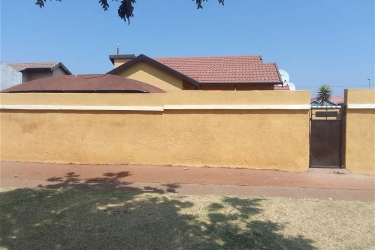 2 Bedroom House For Sale in Protea Glen, Soweto - Photo 2