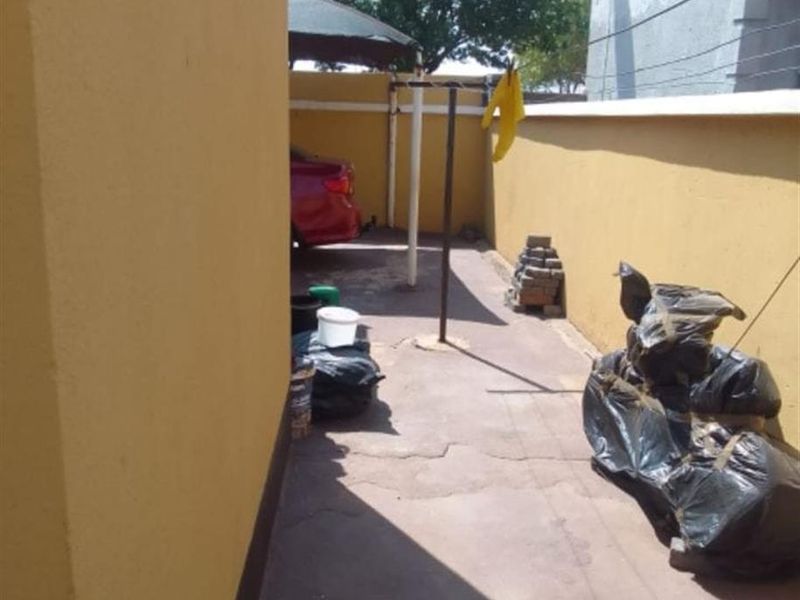 2 Bedroom House For Sale in Protea Glen, Soweto - Photo 5