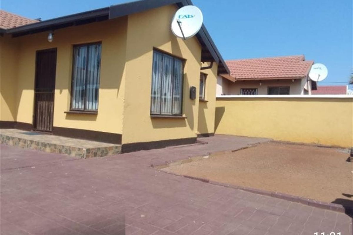 2 Bedroom House For Sale in Protea Glen, Soweto - Photo 3