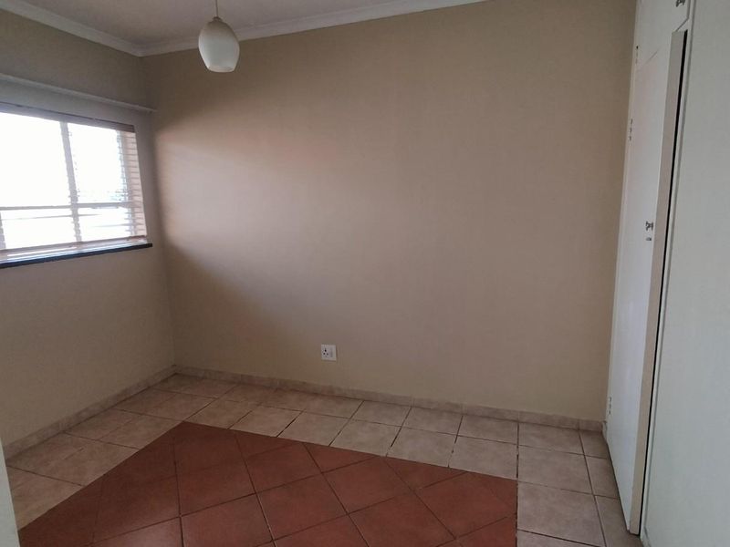 Spacious 2 Bedroom 1 Bathroom Apartment - Photo 4