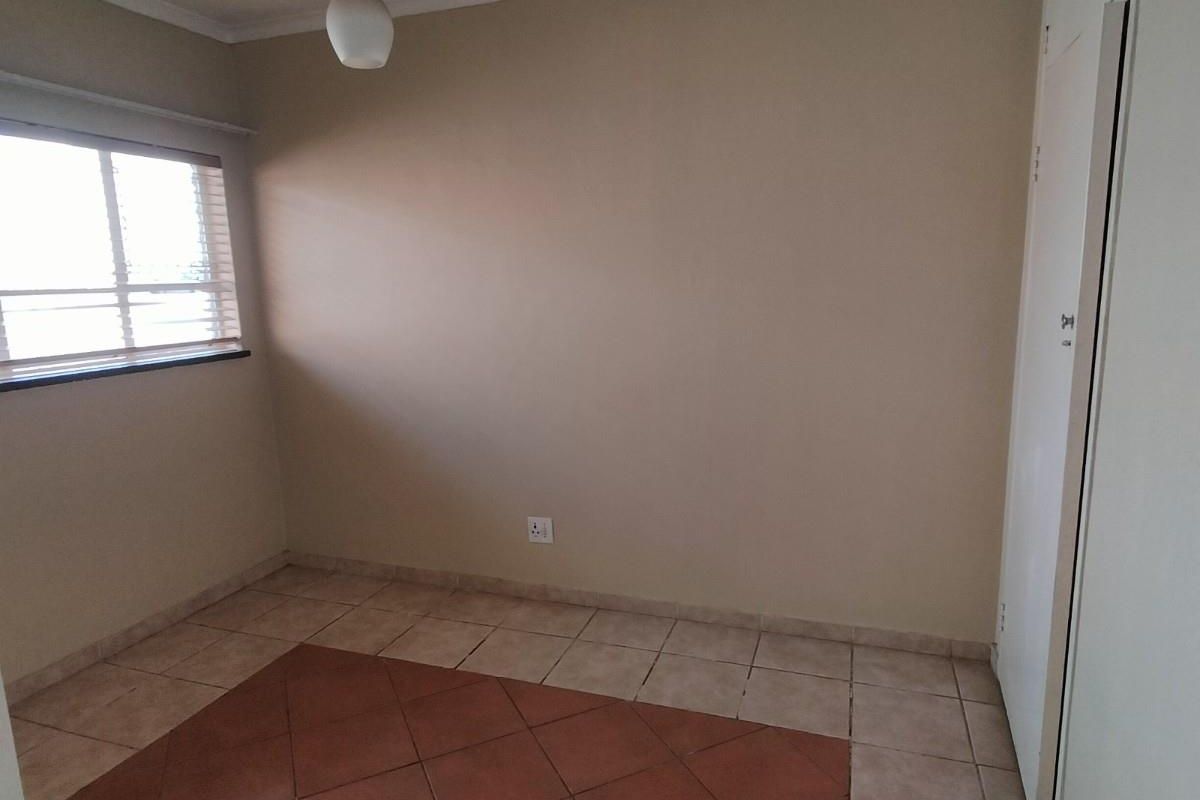 Spacious 2 Bedroom 1 Bathroom Apartment - Photo 4