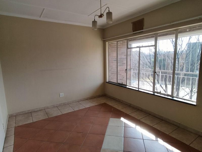 Spacious 2 Bedroom 1 Bathroom Apartment - Photo 3