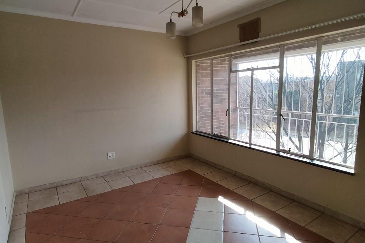 Spacious 2 Bedroom 1 Bathroom Apartment - Photo 3