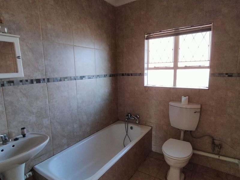 Spacious 2 Bedroom 1 Bathroom Apartment - Photo 5