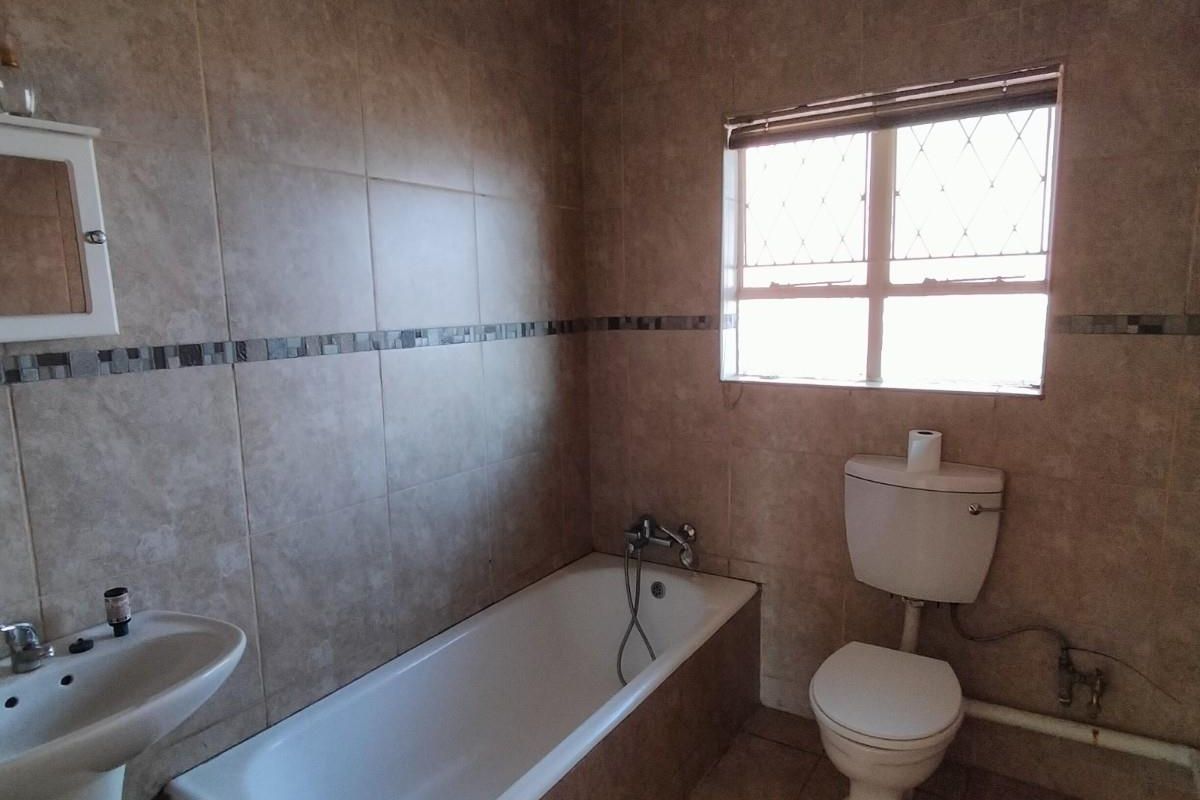 Spacious 2 Bedroom 1 Bathroom Apartment - Photo 5