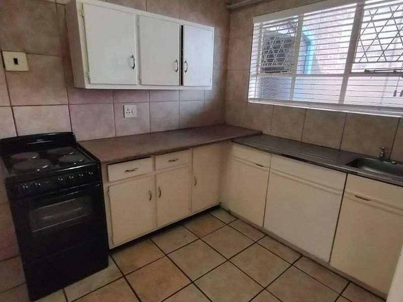 Spacious 2 Bedroom 1 Bathroom Apartment - Photo 2