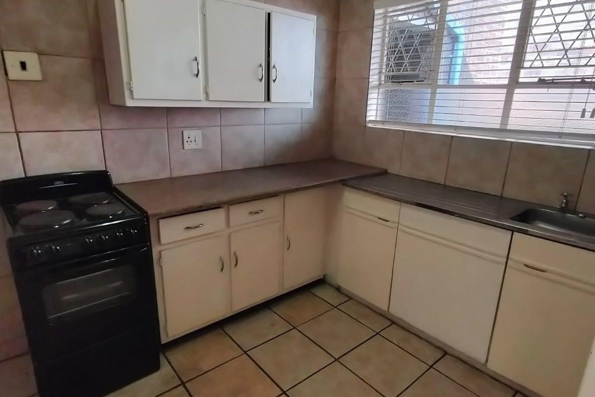 Spacious 2 Bedroom 1 Bathroom Apartment - Photo 2