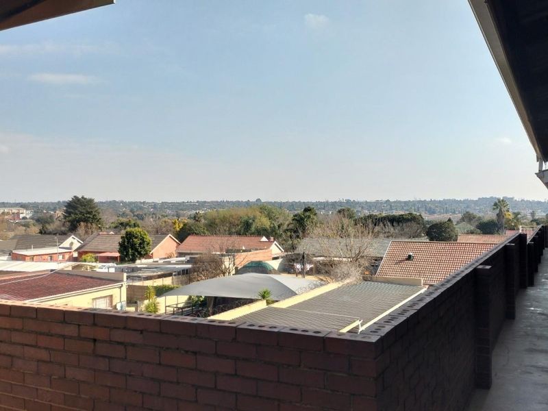 Spacious 2 Bedroom 1 Bathroom Apartment - Photo 9