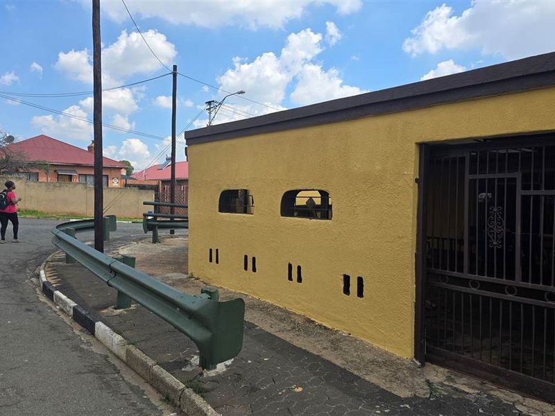 House For Sale in Coronationville, Johannesburg - Photo 2