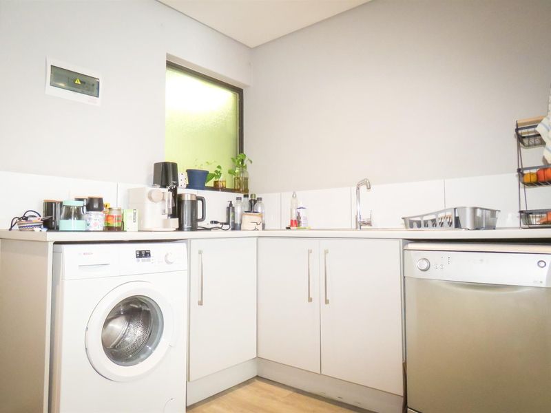 Modern Ground-Floor Apartment in Woodstock Quarter Cape Town- Start Your New Year in Style - Photo 4