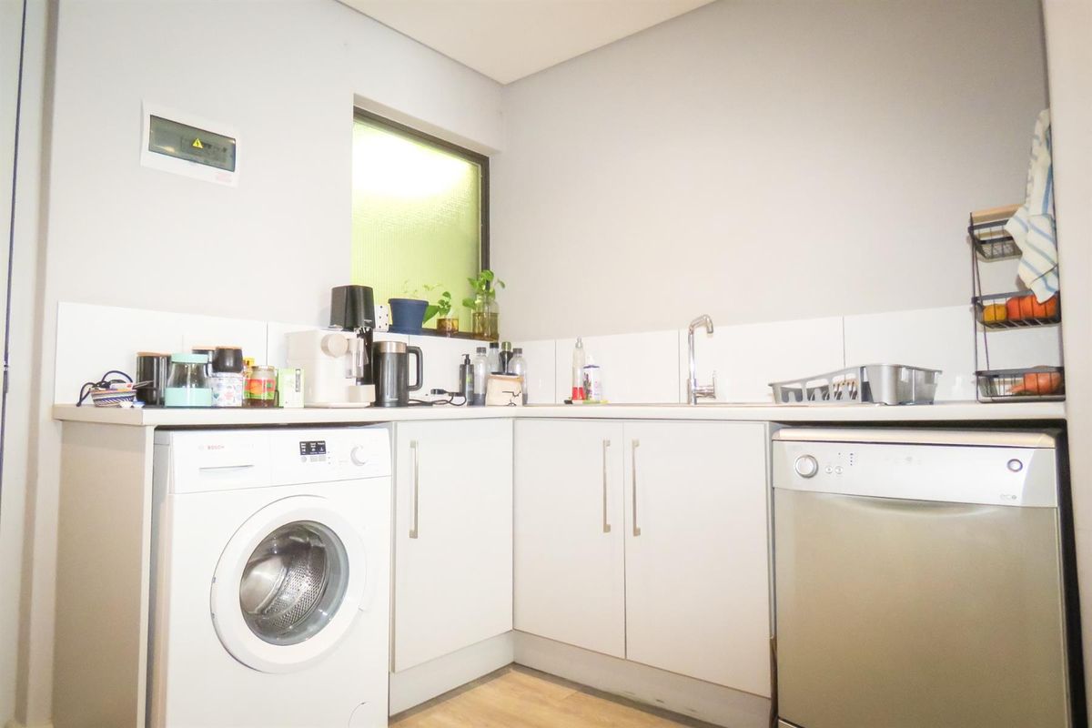 Modern Ground-Floor Apartment in Woodstock Quarter Cape Town- Start Your New Year in Style - Photo 4