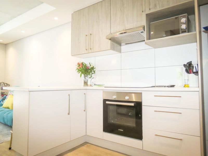 Modern Ground-Floor Apartment in Woodstock Quarter Cape Town- Start Your New Year in Style - Photo 3