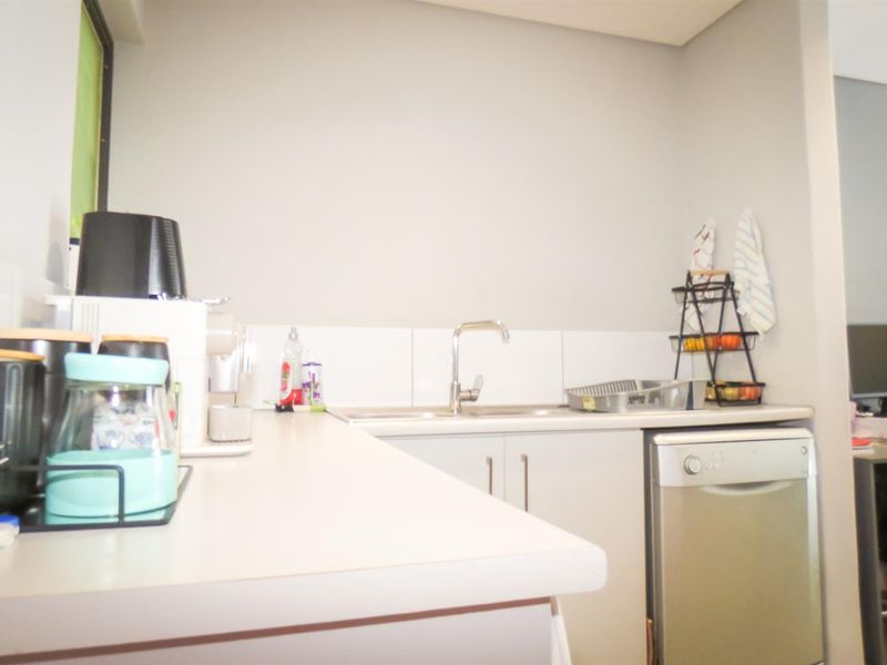 Modern Ground-Floor Apartment in Woodstock Quarter Cape Town- Start Your New Year in Style - Photo 8