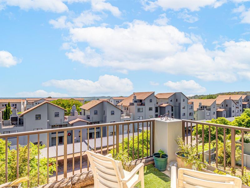 Duplex Apartment For Sale in Paulshof Sandton - 2 bed 2 bath, gas stove, 3 balconies, built-in braai - Photo 8