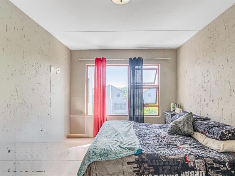 Duplex Apartment For Sale in Paulshof Sandton - 2 bed 2 bath, gas stove, 3 balconies, built-in braai - Photo 6