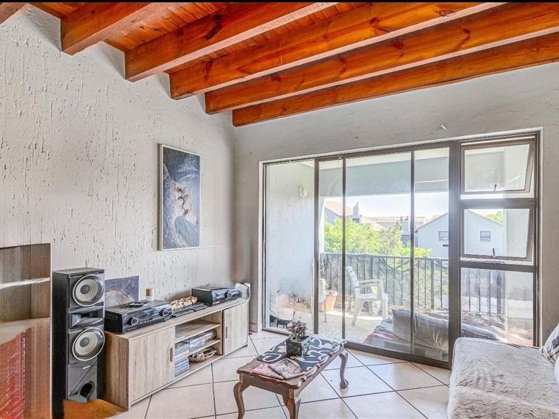 Duplex Apartment For Sale in Paulshof Sandton - 2 bed 2 bath, gas stove, 3 balconies, built-in braai - Photo 2