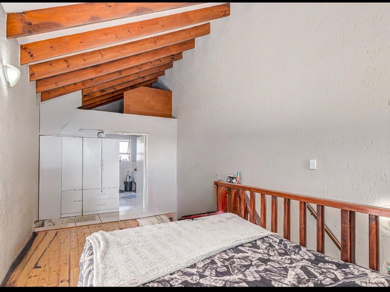 Duplex Apartment For Sale in Paulshof Sandton - 2 bed 2 bath, gas stove, 3 balconies, built-in braai - Photo 10