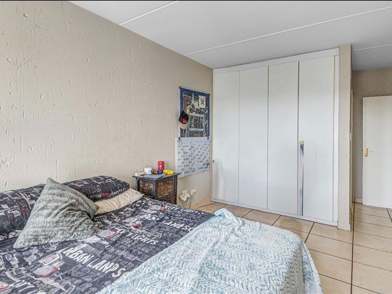 Duplex Apartment For Sale in Paulshof Sandton - 2 bed 2 bath, gas stove, 3 balconies, built-in braai - Photo 7