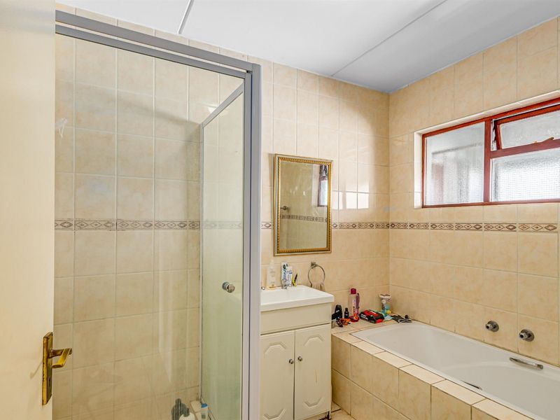 Duplex Apartment For Sale in Paulshof Sandton - 2 bed 2 bath, gas stove, 3 balconies, built-in braai - Photo 9