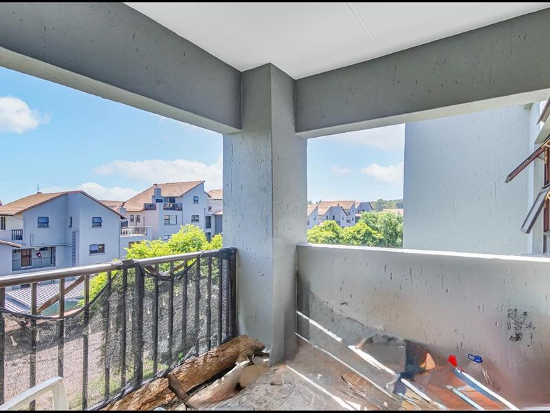 Duplex Apartment For Sale in Paulshof Sandton - 2 bed 2 bath, gas stove, 3 balconies, built-in braai - Photo 3