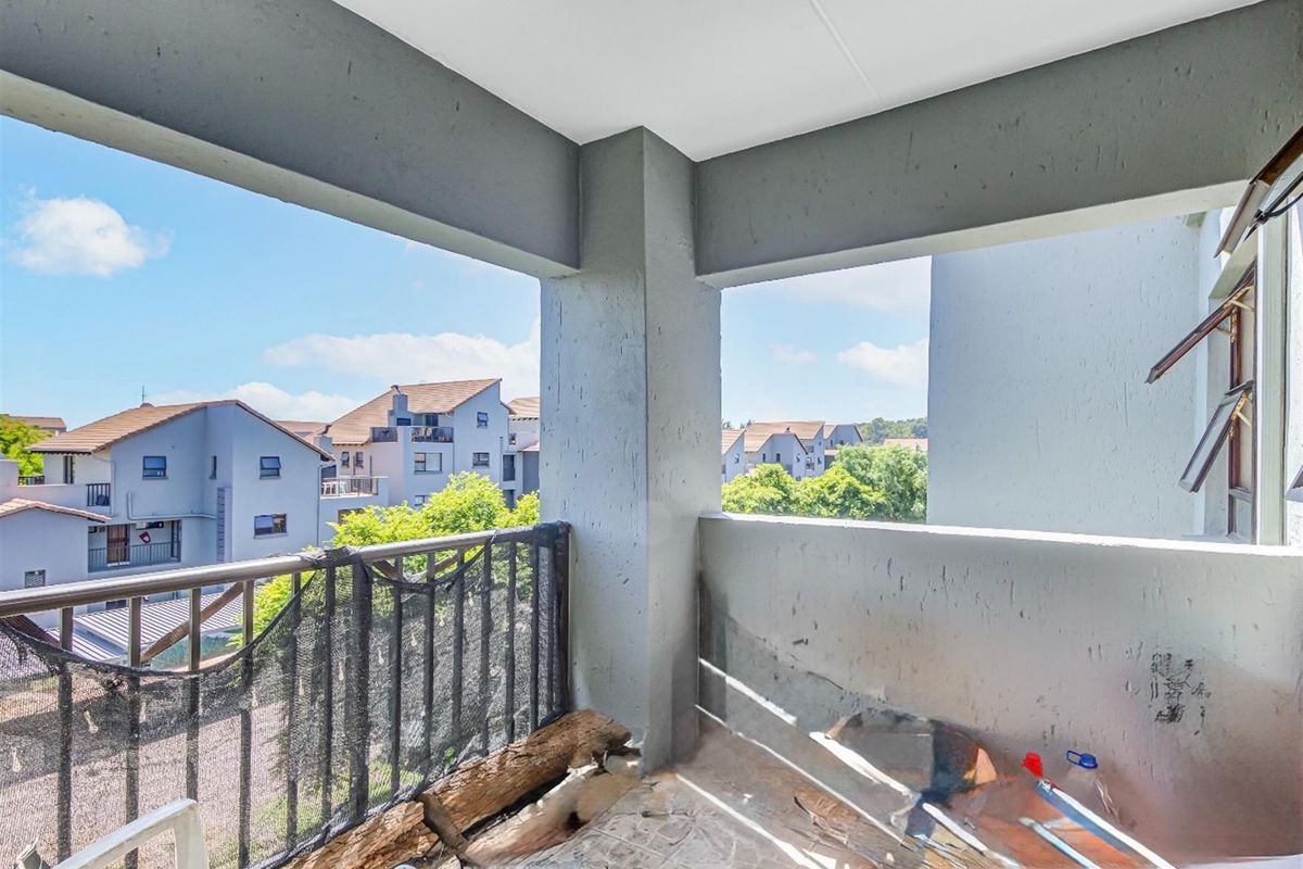 Duplex Apartment For Sale in Paulshof Sandton - 2 bed 2 bath, gas stove, 3 balconies, built-in braai - Photo 3