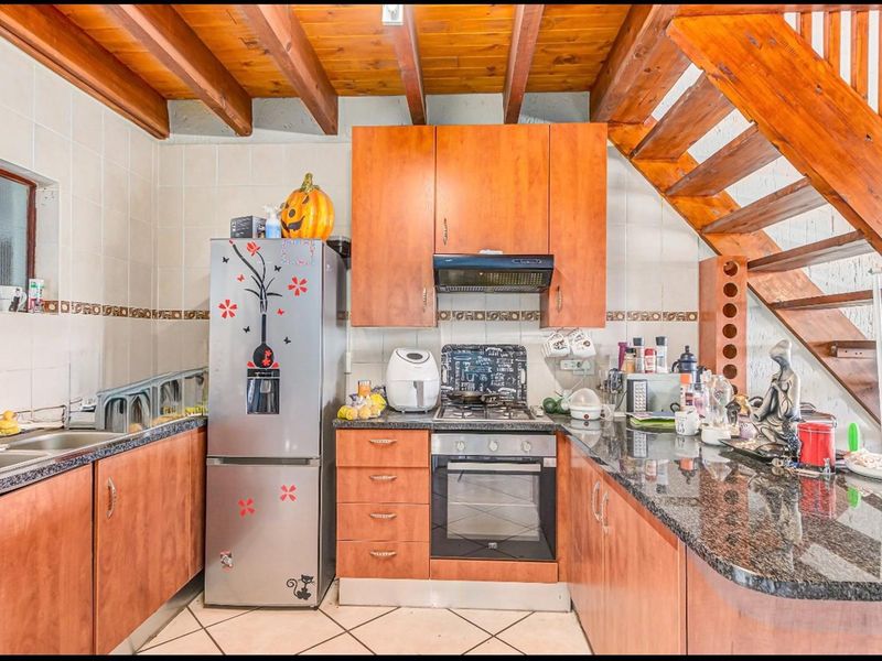 Duplex Apartment For Sale in Paulshof Sandton - 2 bed 2 bath, gas stove, 3 balconies, built-in braai - Photo 5