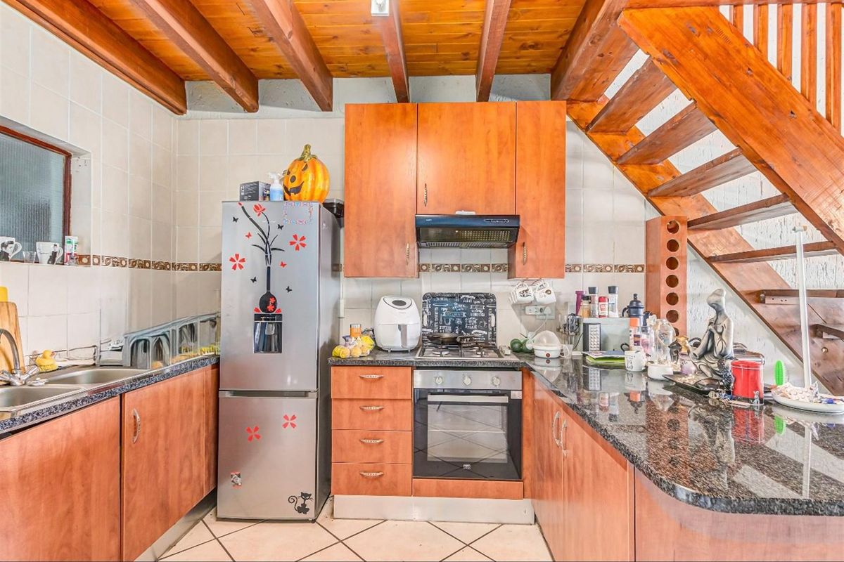 Duplex Apartment For Sale in Paulshof Sandton - 2 bed 2 bath, gas stove, 3 balconies, built-in braai - Photo 5