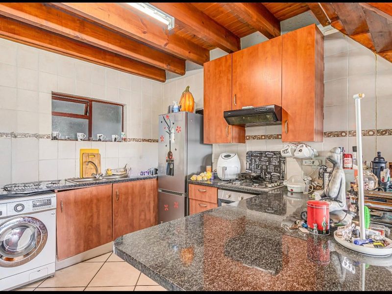 Duplex Apartment For Sale in Paulshof Sandton - 2 bed 2 bath, gas stove, 3 balconies, built-in braai - Photo 4