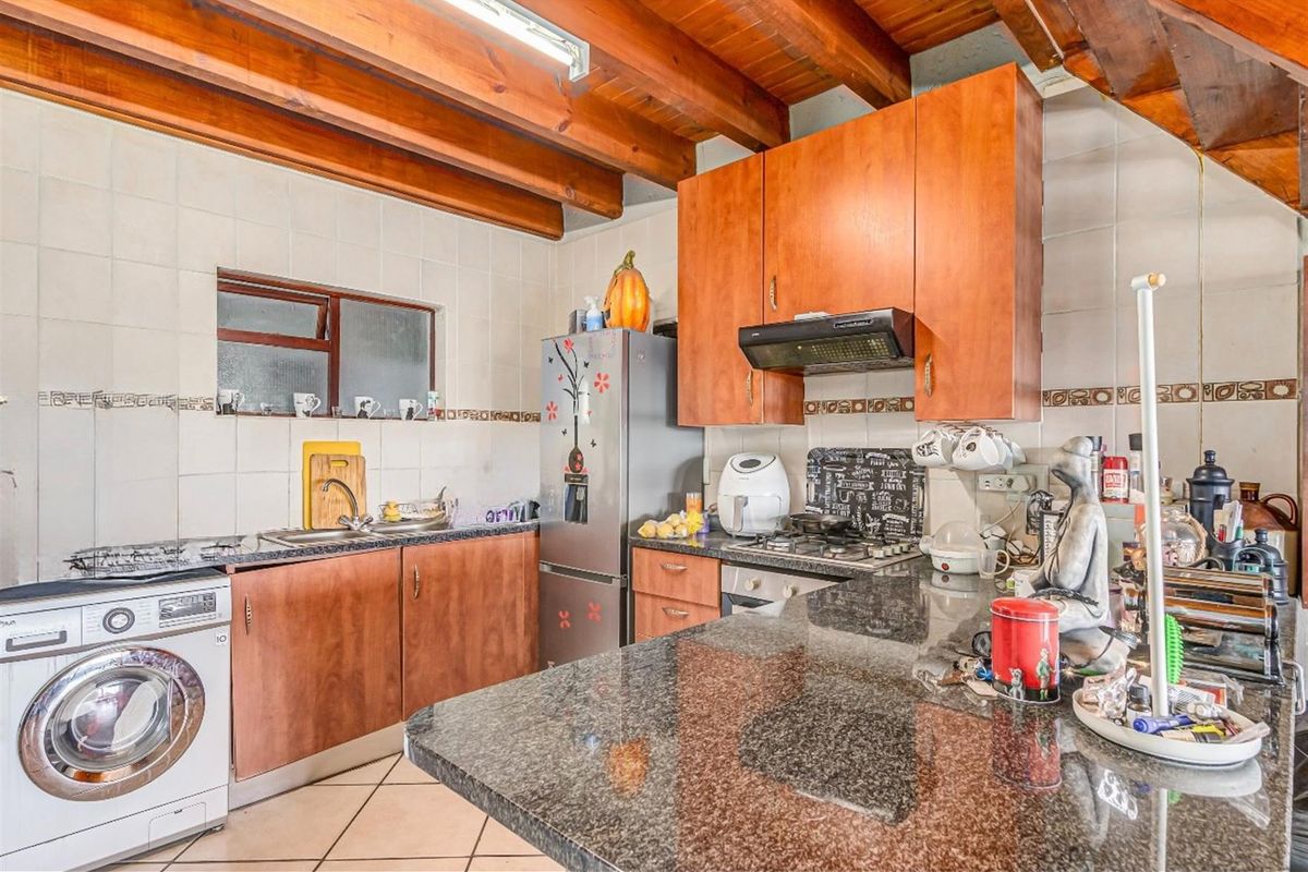 Duplex Apartment For Sale in Paulshof Sandton - 2 bed 2 bath, gas stove, 3 balconies, built-in braai - Photo 4