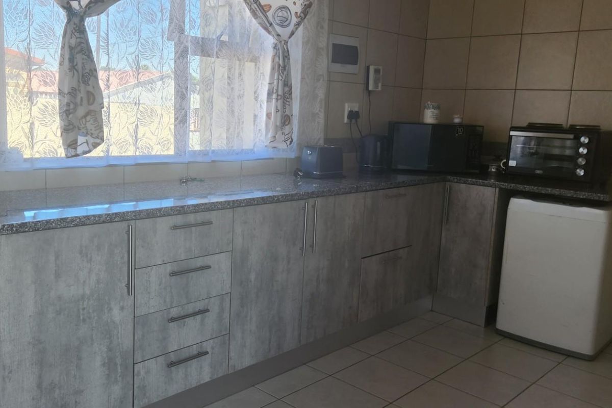 House For Sale in Bosmont, Johannesburg - Photo 4