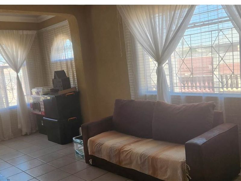 House For Sale in Bosmont, Johannesburg - Photo 5