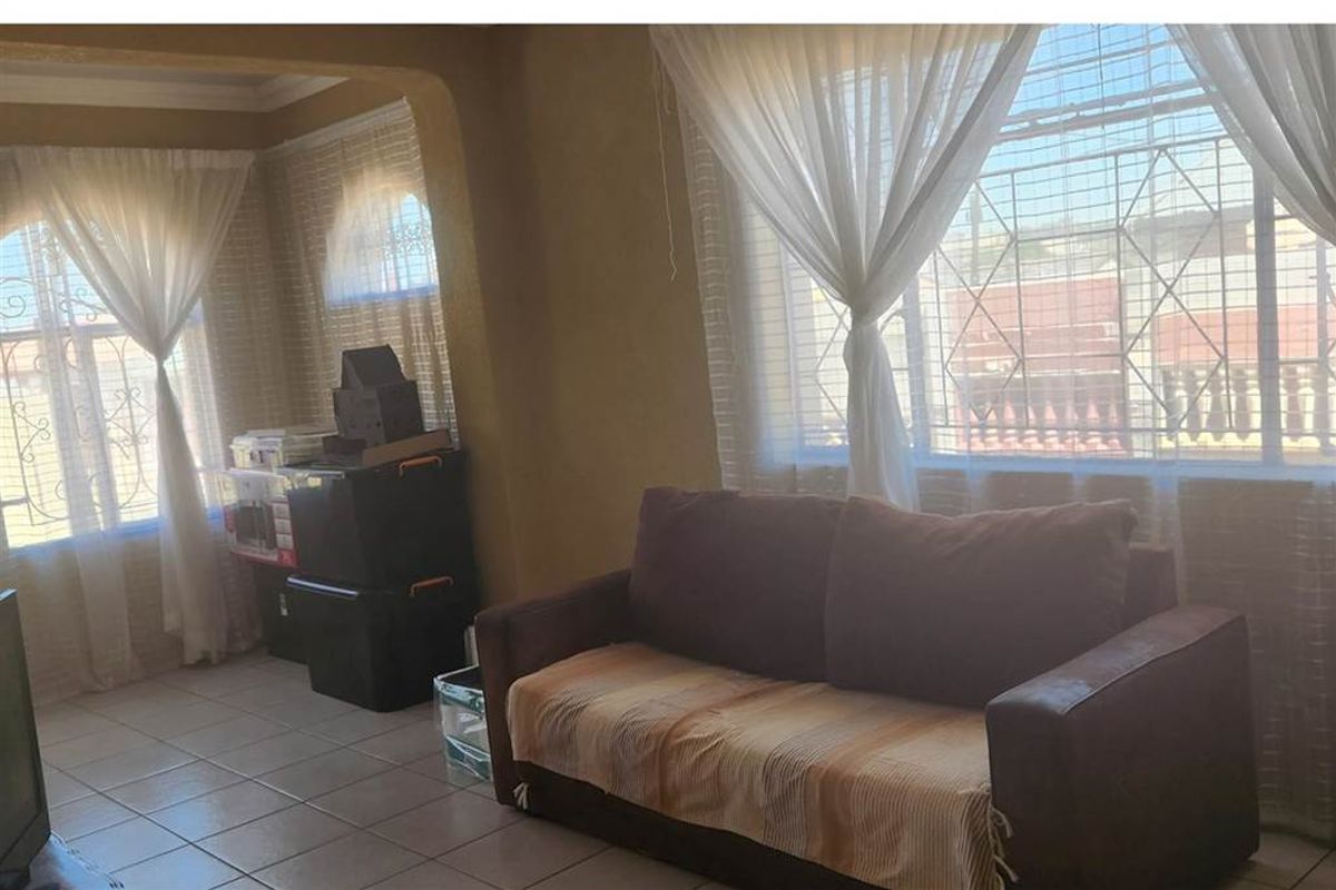 House For Sale in Bosmont, Johannesburg - Photo 5