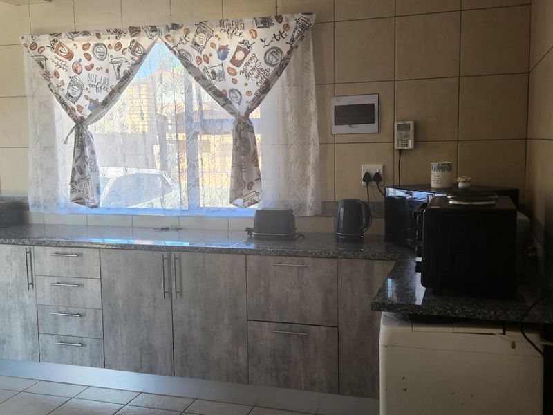 House For Sale in Bosmont, Johannesburg - Photo 3