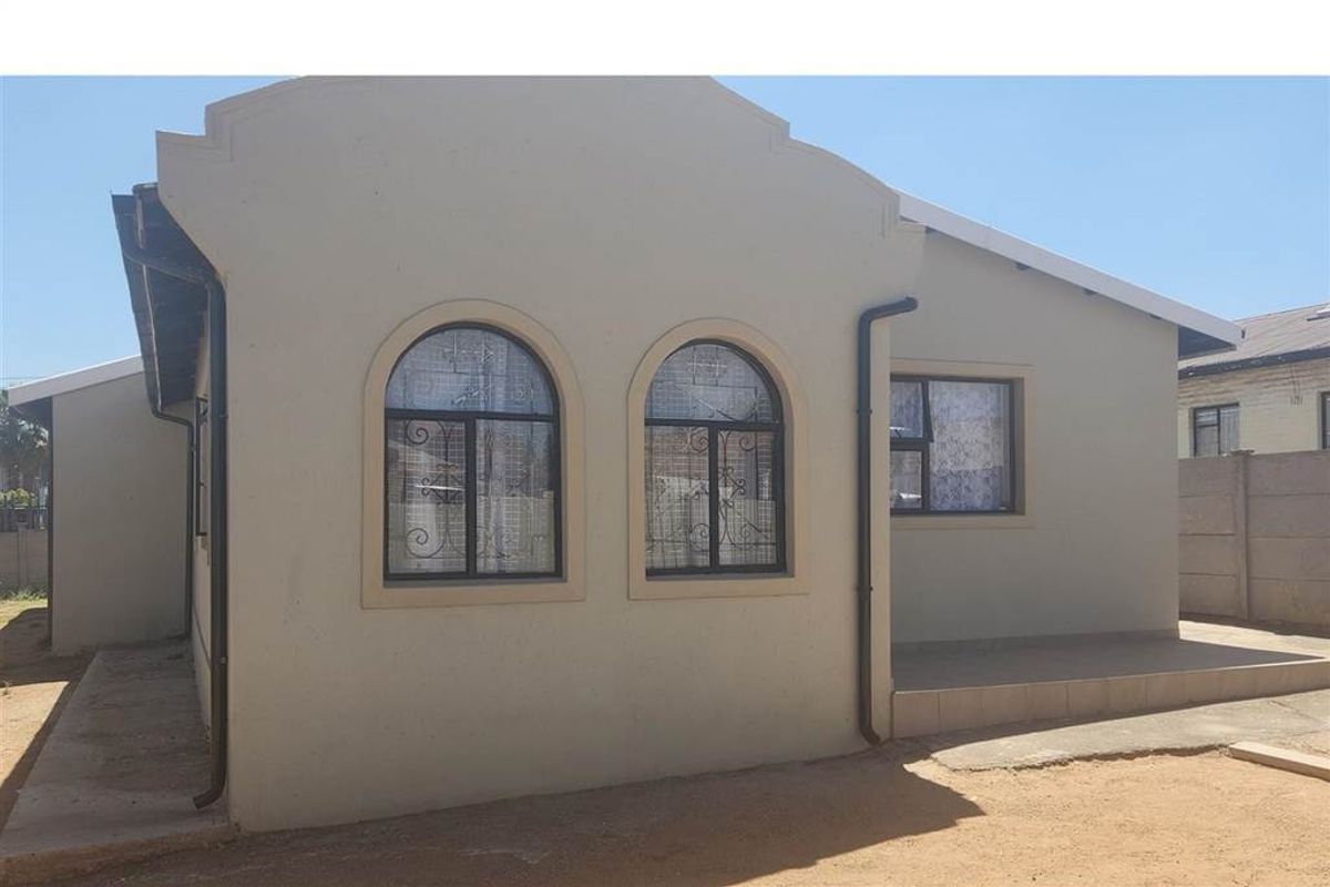 House For Sale in Bosmont, Johannesburg - Photo 2