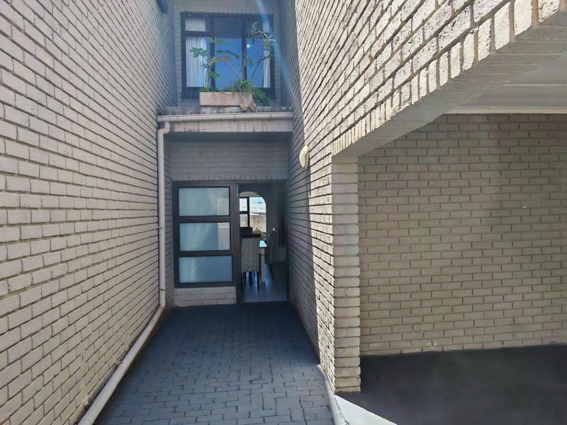 Beachfront Investment! Furnished Townhouse For Sale in Margate, KwaZulu Natal - Photo 2