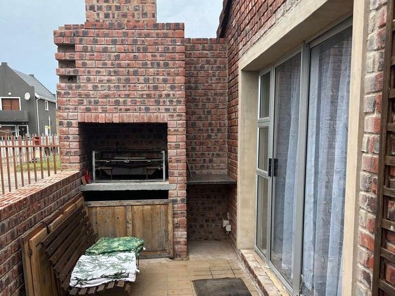 Versatile 3-Bedroom Home with Income-Generating Flatlet in Jeffrey's Bay - Photo 3