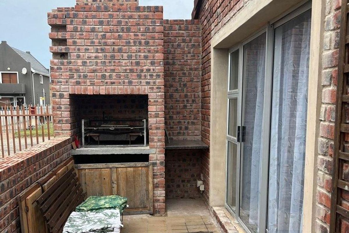 Versatile 3-Bedroom Home with Income-Generating Flatlet in Jeffrey's Bay - Photo 3