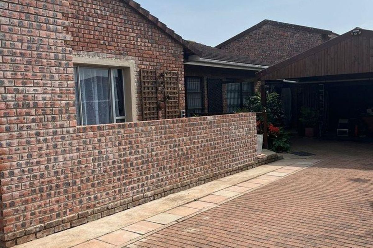 Versatile 3-Bedroom Home with Income-Generating Flatlet in Jeffrey's Bay - Photo 2