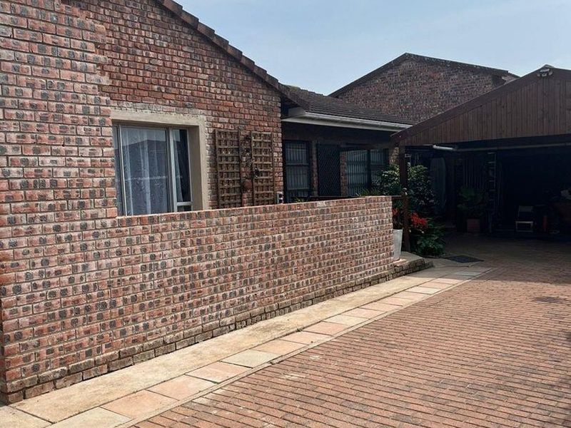 Versatile 3-Bedroom Home with Income-Generating Flatlet in Jeffrey's Bay - Photo 2