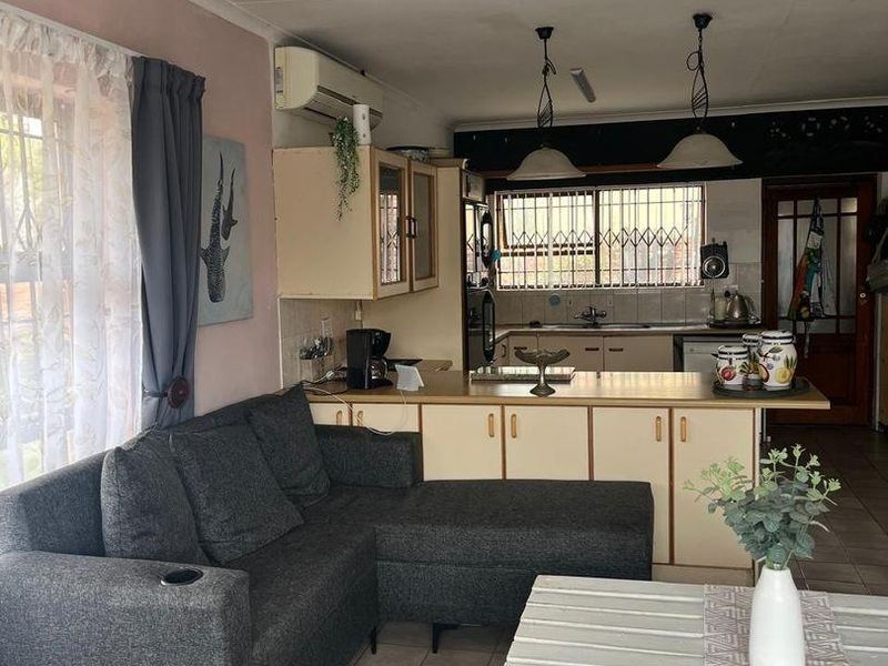 Versatile 3-Bedroom Home with Income-Generating Flatlet in Jeffrey's Bay - Photo 9