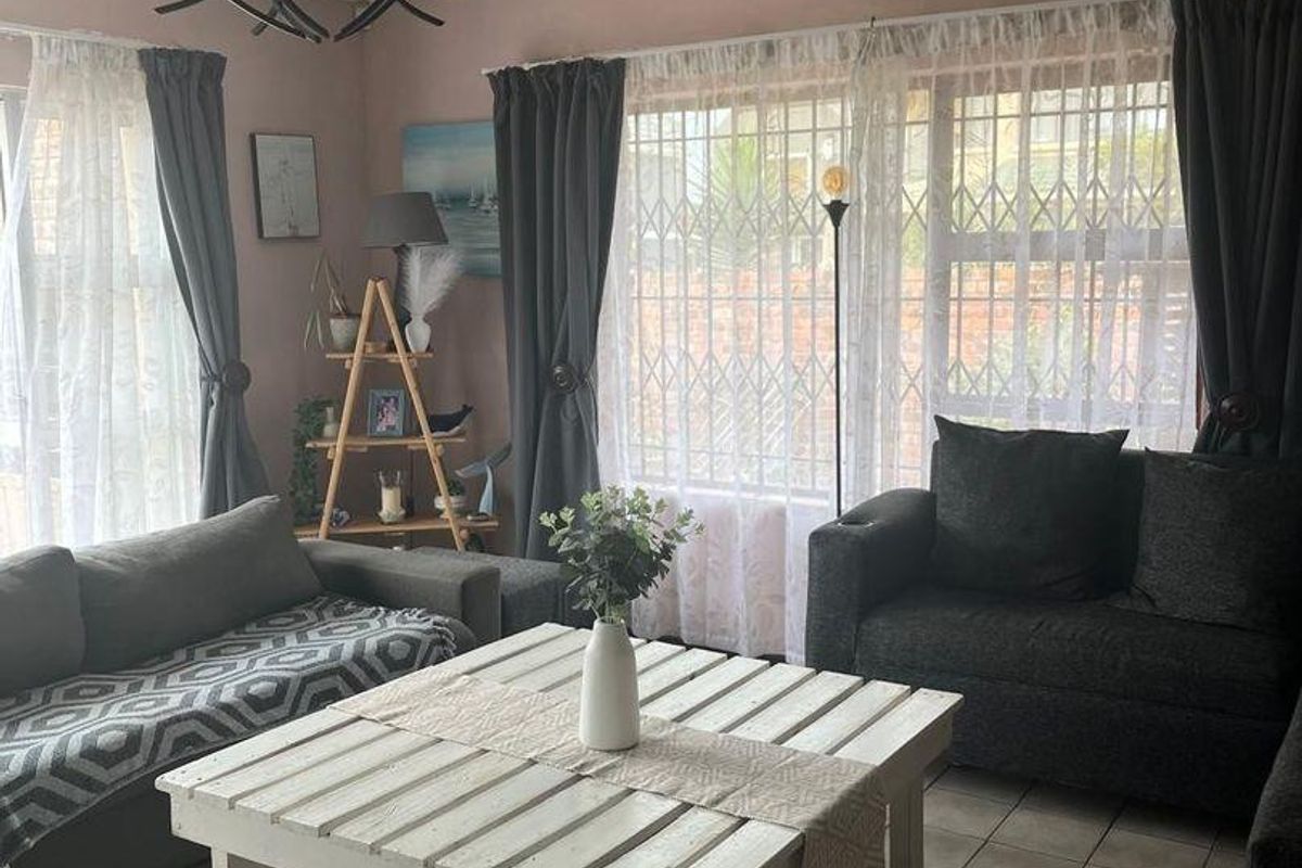 Versatile 3-Bedroom Home with Income-Generating Flatlet in Jeffrey's Bay - Photo 4