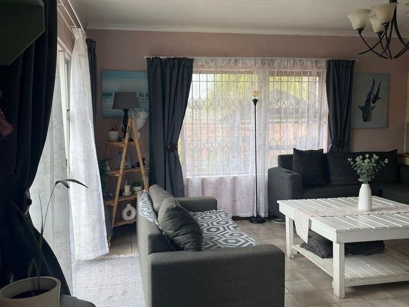 Versatile 3-Bedroom Home with Income-Generating Flatlet in Jeffrey's Bay - Photo 6