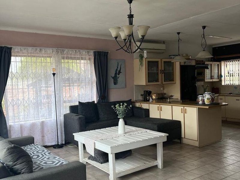 Versatile 3-Bedroom Home with Income-Generating Flatlet in Jeffrey's Bay - Photo 5