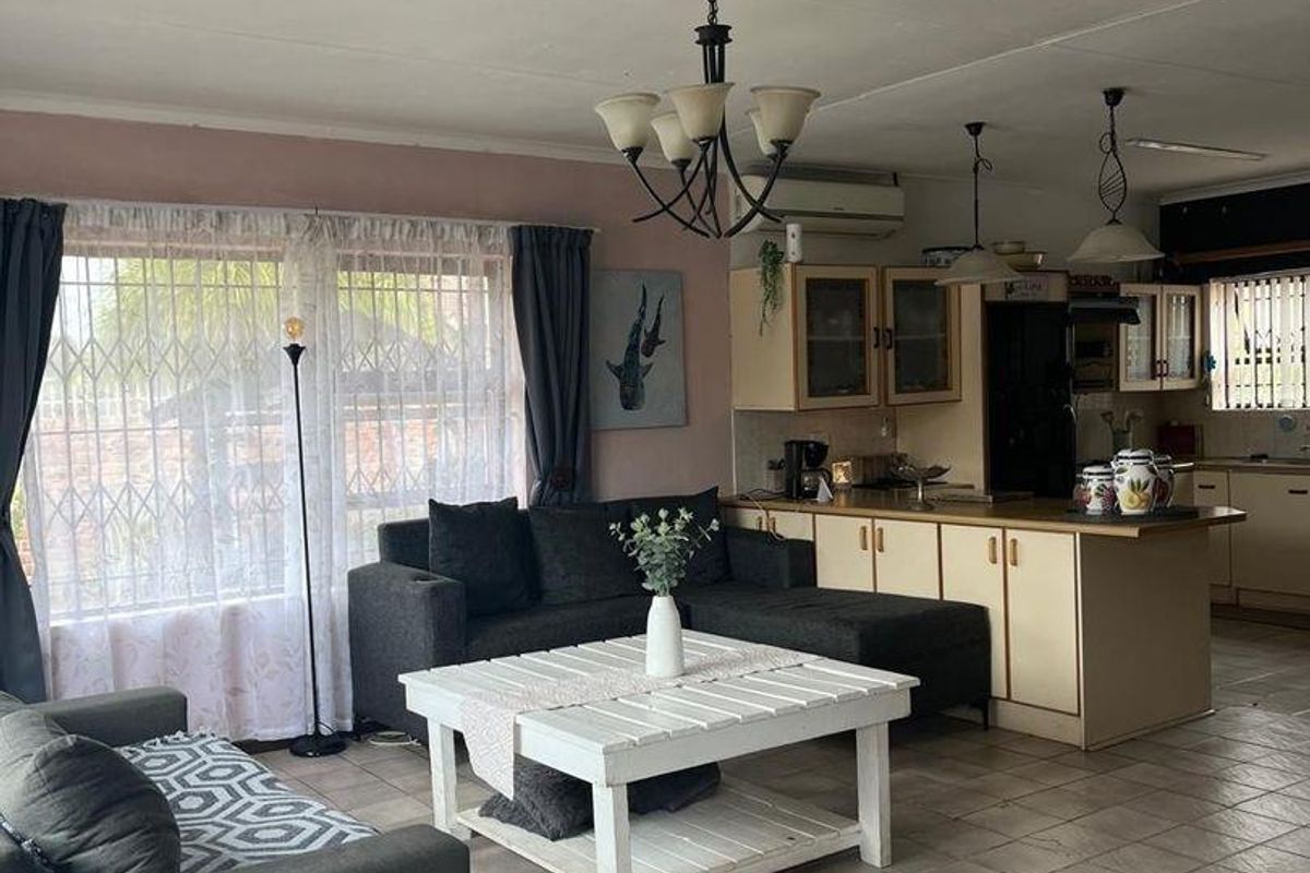 Versatile 3-Bedroom Home with Income-Generating Flatlet in Jeffrey's Bay - Photo 5