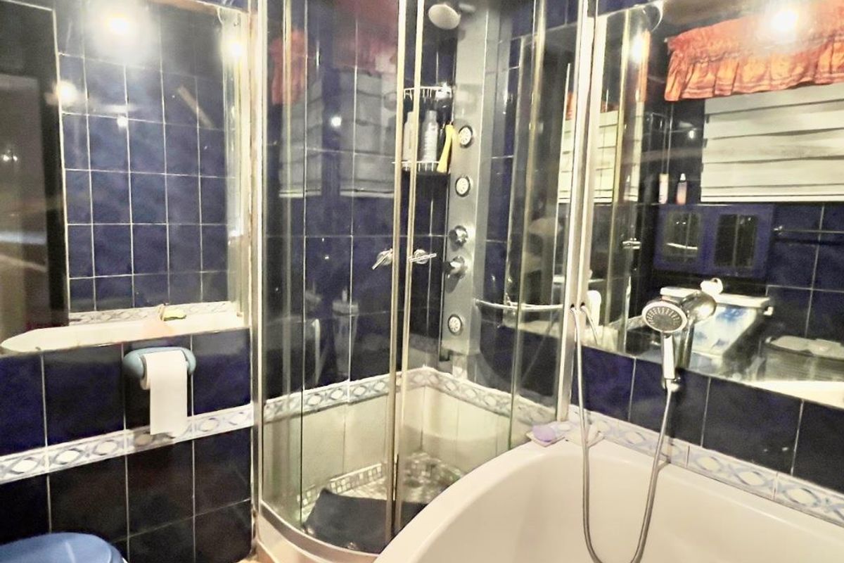 Spacious double storey family home near schools - Photo 5