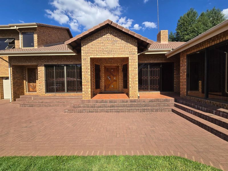 Modern Elegance Meets Effortless Comfort - A Home Designed for Living and Entertaining - Photo 2