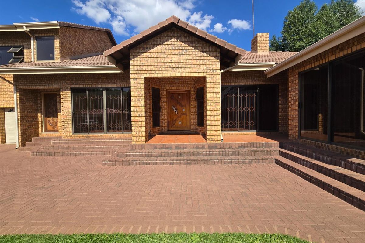 Modern Elegance Meets Effortless Comfort - A Home Designed for Living and Entertaining - Photo 2