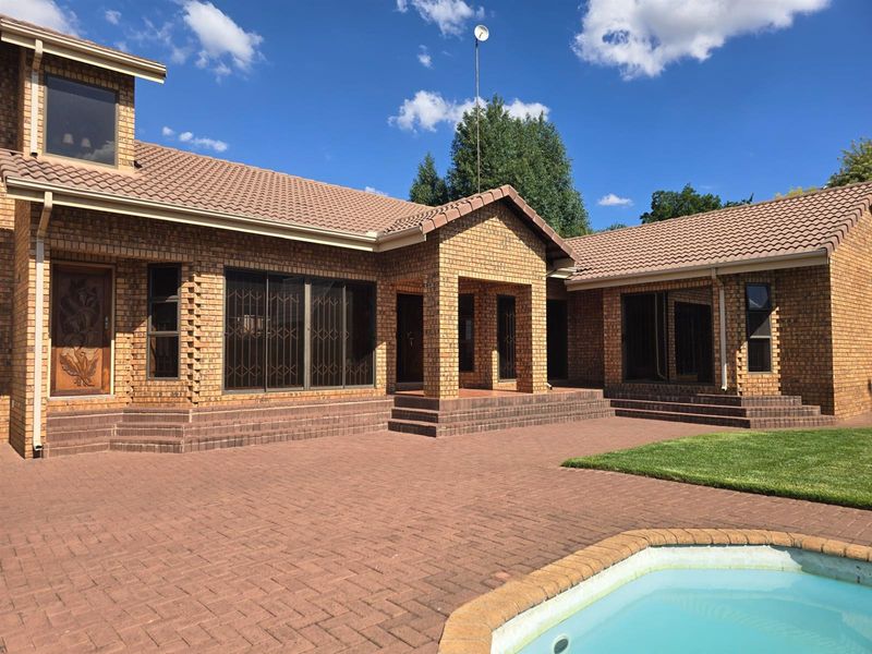 Modern Elegance Meets Effortless Comfort - A Home Designed for Living and Entertaining - Photo 3