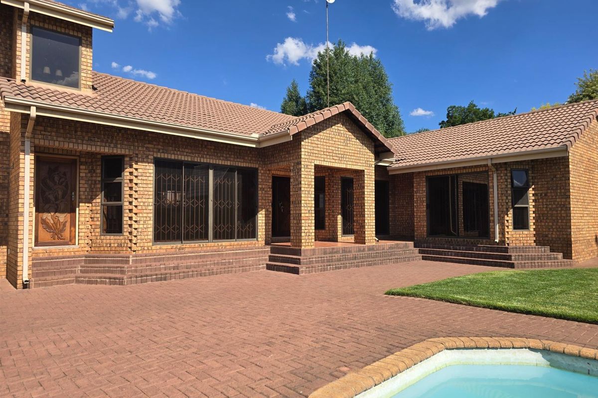 Modern Elegance Meets Effortless Comfort - A Home Designed for Living and Entertaining - Photo 3